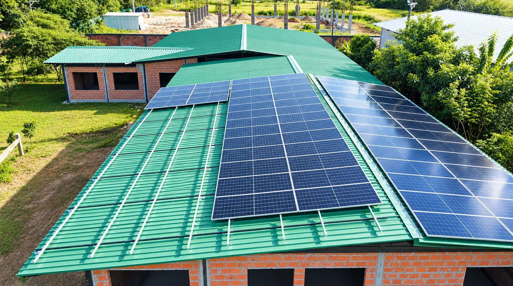Paneles solares fotovoltaicos instalados sobre una cubierta verde