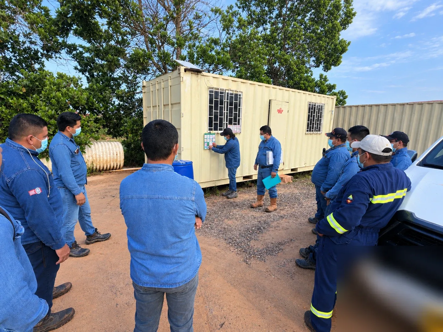 Equipo verificando el cumplimiento de una inspección de seguridad en terreno